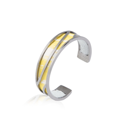 il nero di cuoio del ODM dell'OEM dei braccialetti del polsino delle donne di 18.5cm ha abbinato il colore giallo