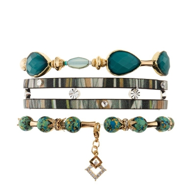 Il braccialetto accatastabile di colore verde ha messo la collezione primaverile per le donne eleganti