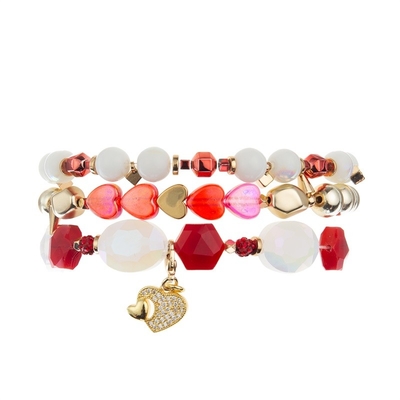 Il metallo di colore dell'oro borda il cuore che di rosa il braccialetto fatto a mano ha messo per la ragazza come regalo