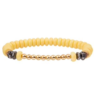 4 braccialetti fatti a mano delle perle di vetro di colori messi con oro placcato intorno alle perle
