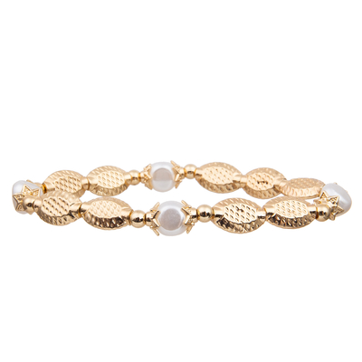 Perle ovali di struttura su ordinazione dell'oro con i braccialetti fatti a mano elastici delle perle della perla naturale dell'acqua dolce