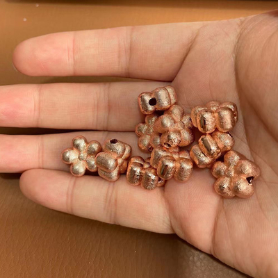 Braccialetto geometrico delle perle di proprio forte di 8mm, braccialetto del fiore placcato oro reale 14k con le perle