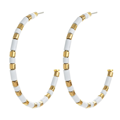 le perle aperte del cerchio di 45mm smaltano gli orecchini che del cerchio la C modella il bianco e l'oro