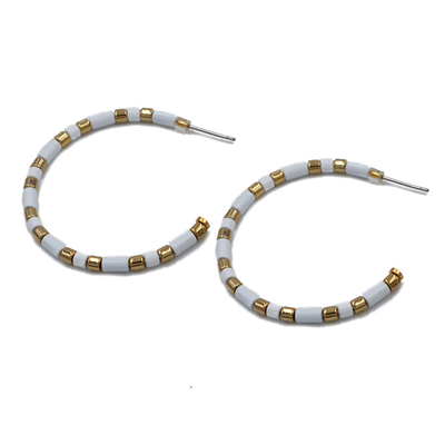 le perle aperte del cerchio di 45mm smaltano gli orecchini che del cerchio la C modella il bianco e l'oro
