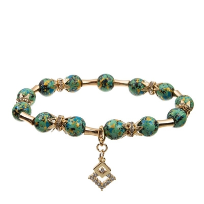 Il braccialetto accatastabile di colore verde ha messo la collezione primaverile per le donne eleganti