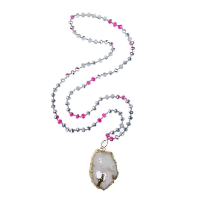 Il vetro prezioso del pendente di Druzy dei semi borda il colore metallico della collana fatta a mano