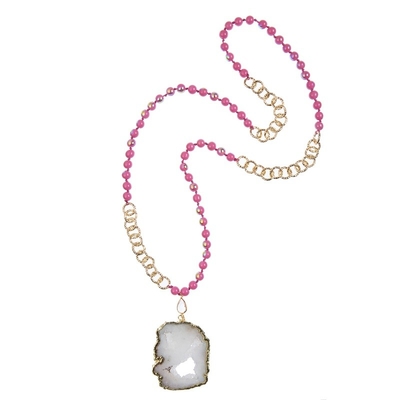 Il colore bianco di rosa del pendente di Druzy borda la collana lunga con il bordo dell'oro