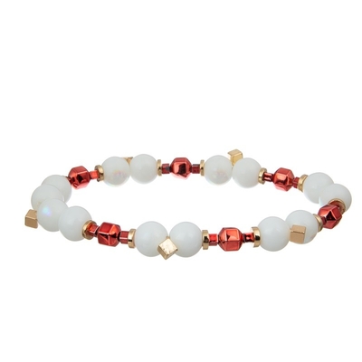 Il metallo di colore dell'oro borda il cuore che di rosa il braccialetto fatto a mano ha messo per la ragazza come regalo