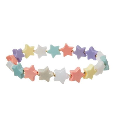La stella di plastica della ragazza teenager borda il colore dell'arcobaleno del braccialetto con incanto infinito del metallo