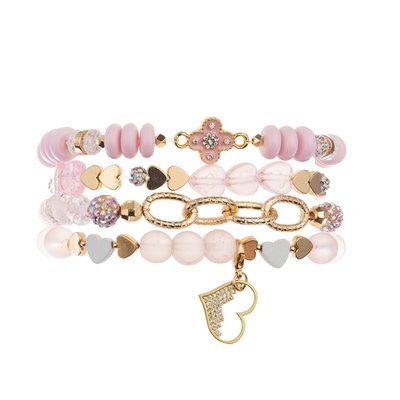 Braccialetto in rilievo delicato elegante della ragazza di rosa messo con il pendente del cuore dell'oro